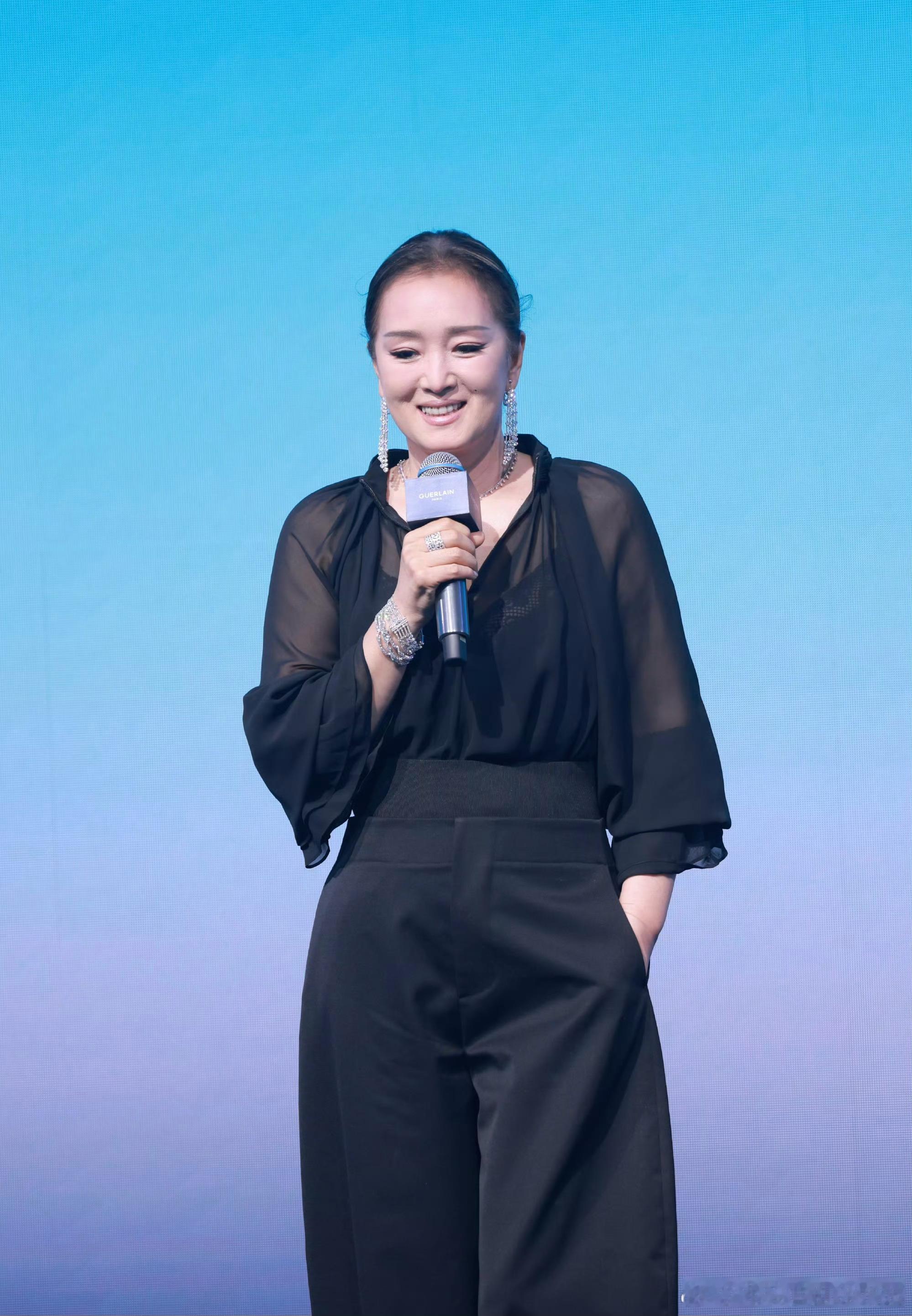 你巩皇还是那个巩皇，单手插兜那气质和气场直接碾压全场，一举一动全是旁人模仿不来的