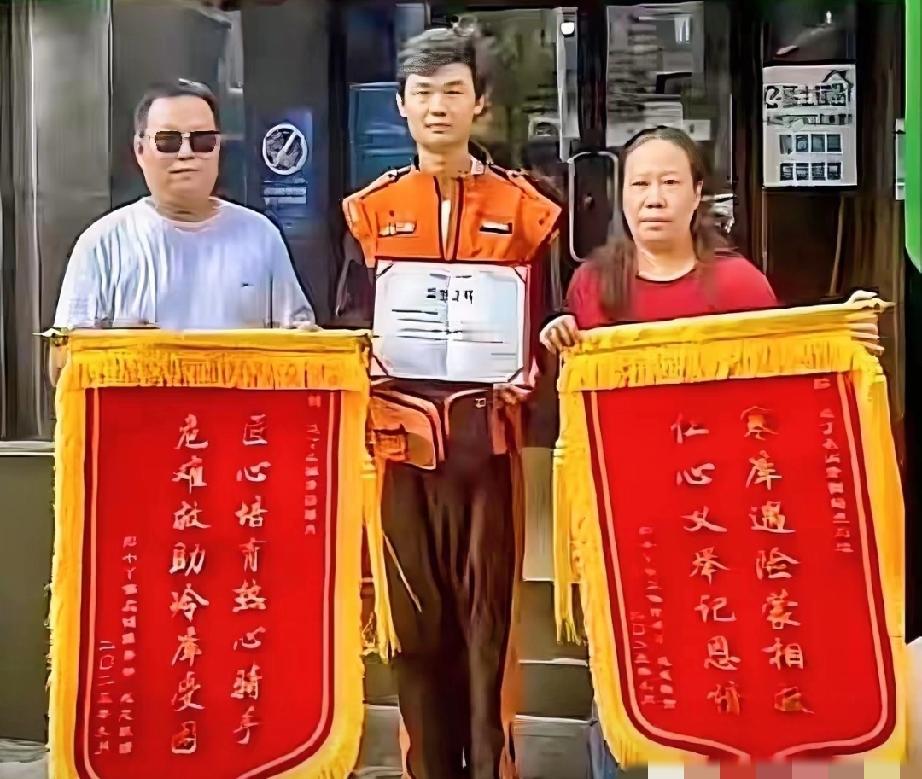 外卖小哥刘旭，就想找个墙角抽根烟。他怎么也想不到，这根烟的工夫，会有一个女老板冲