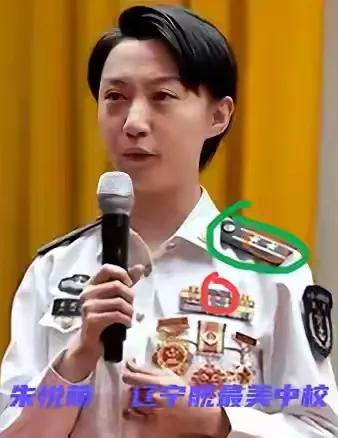 属实没看明白，海军女军官的肩章材质竟有大讲究！

两位身着海军夏常服的女军官站在