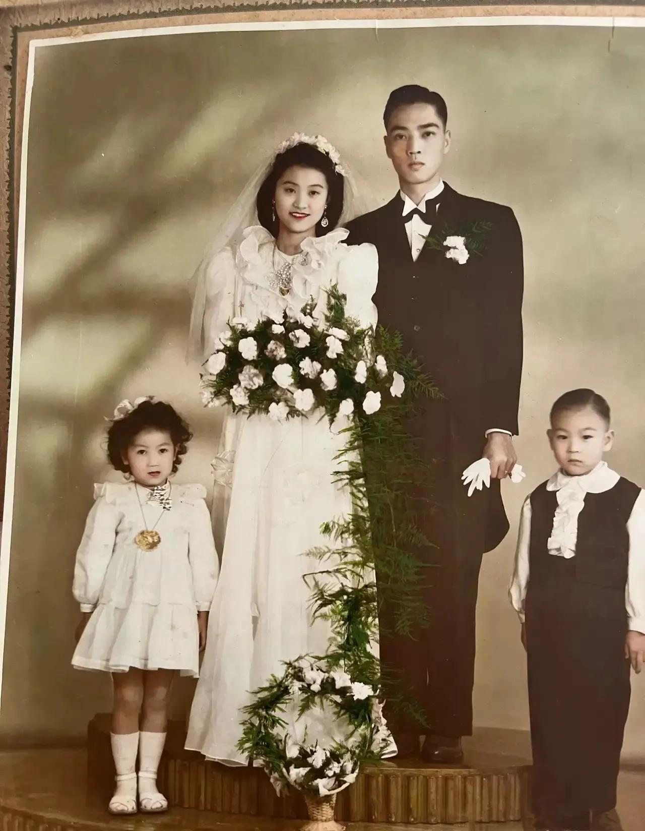 照片就是生命中最好的记录。97岁高龄的老奶奶，分享了她1949年的结婚照片，让人