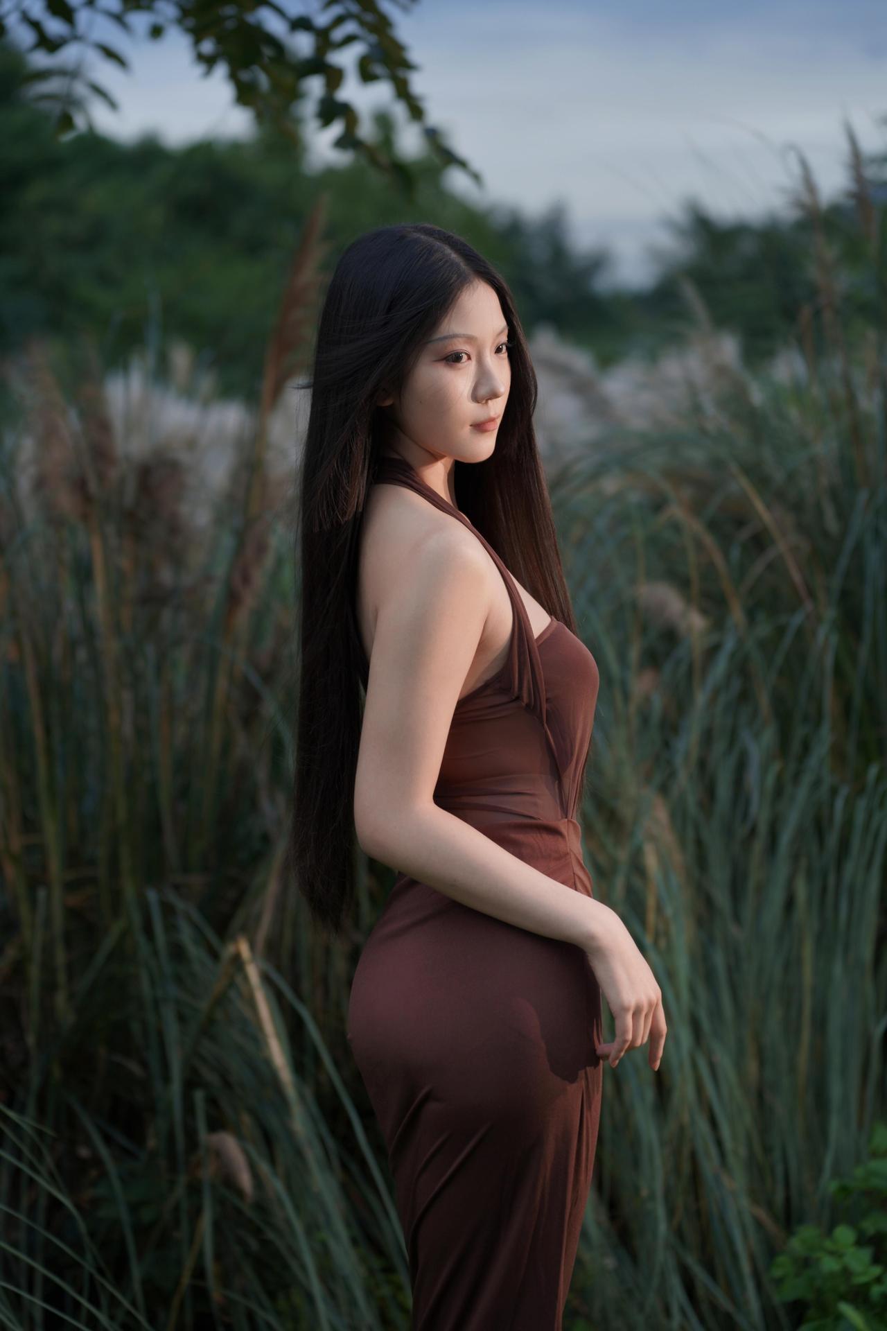 晚风掠过苇丛时，便懂了「蒹葭苍苍，白露为霜」的意境。棕裙裹着暮色的温柔，发丝拂过