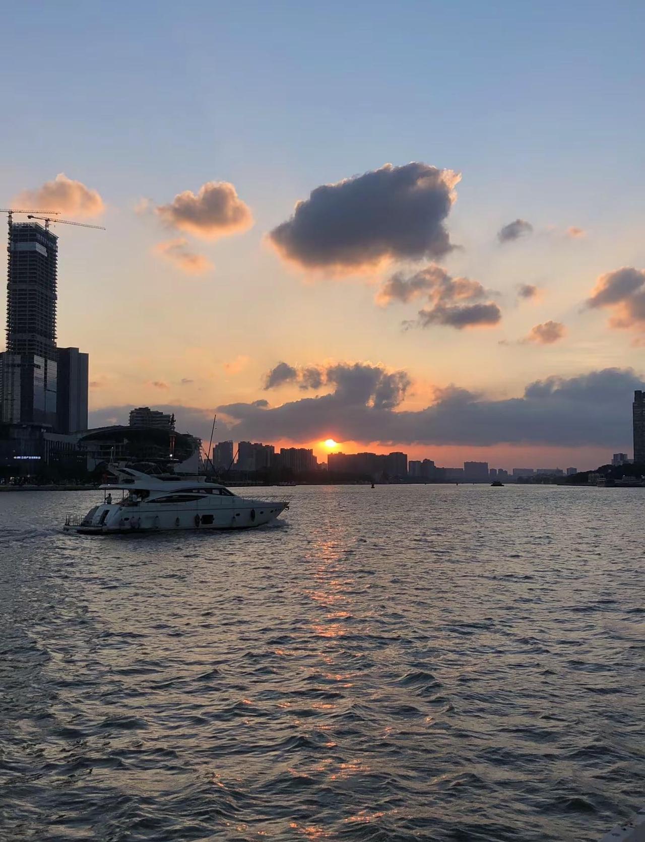 一起去看一场珠江的日落 太美了昨天..可以原谅广州高温几秒钟..城市日暮 珠江晚