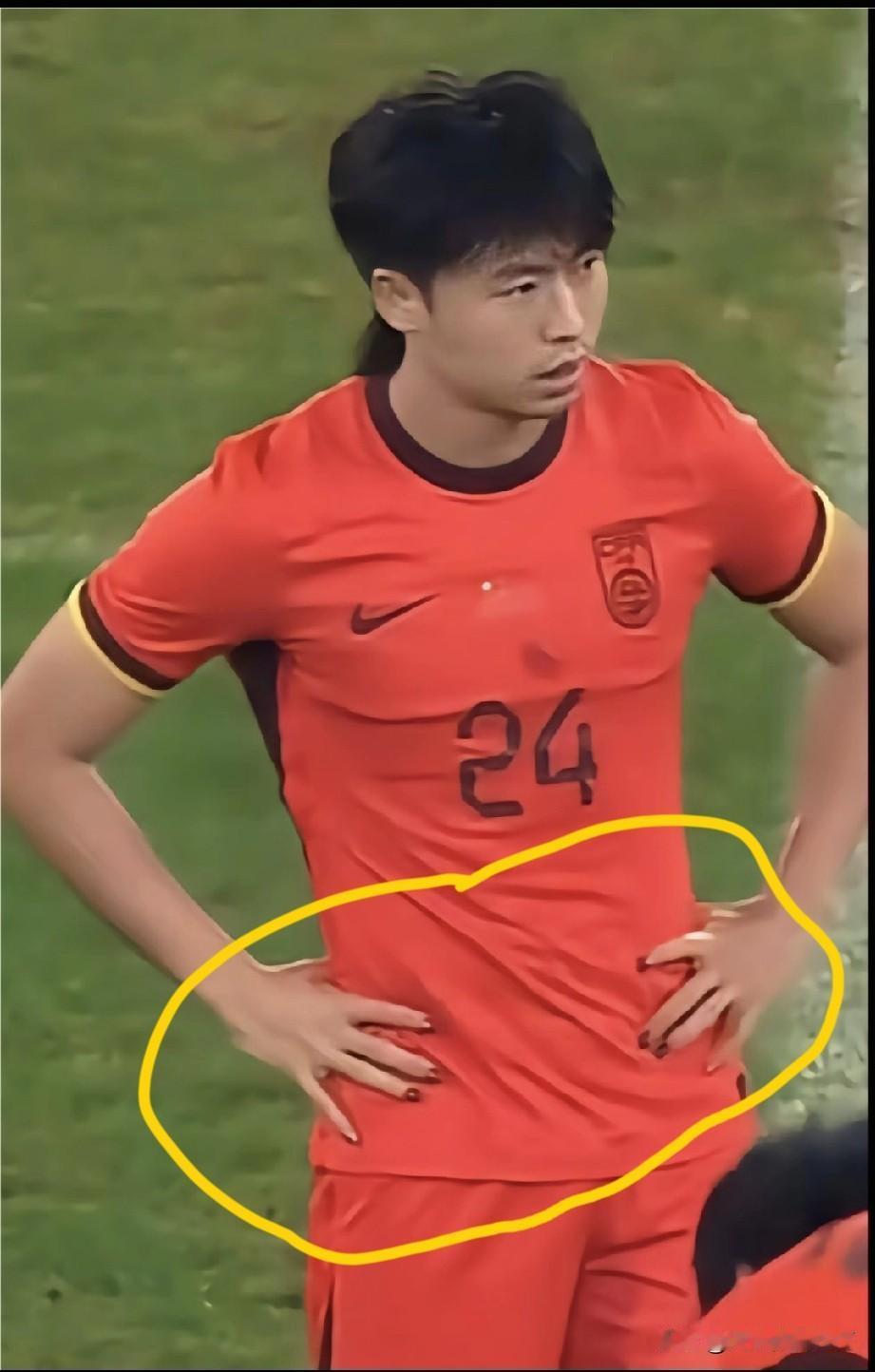 看到这张照片，着实令我大为惊讶😲，照片里的人正是国青队主力球员汪士钦。
先不说