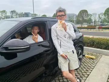 呼应上了，和机场碰头，开上新奥迪Q5L出发沐辰100，自带领航，走起 成都·成都