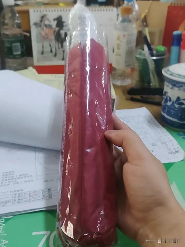 今天银行工作人员来公司办理换卡业务。
扫码查了一下余额，就送了一把折叠伞。
工作