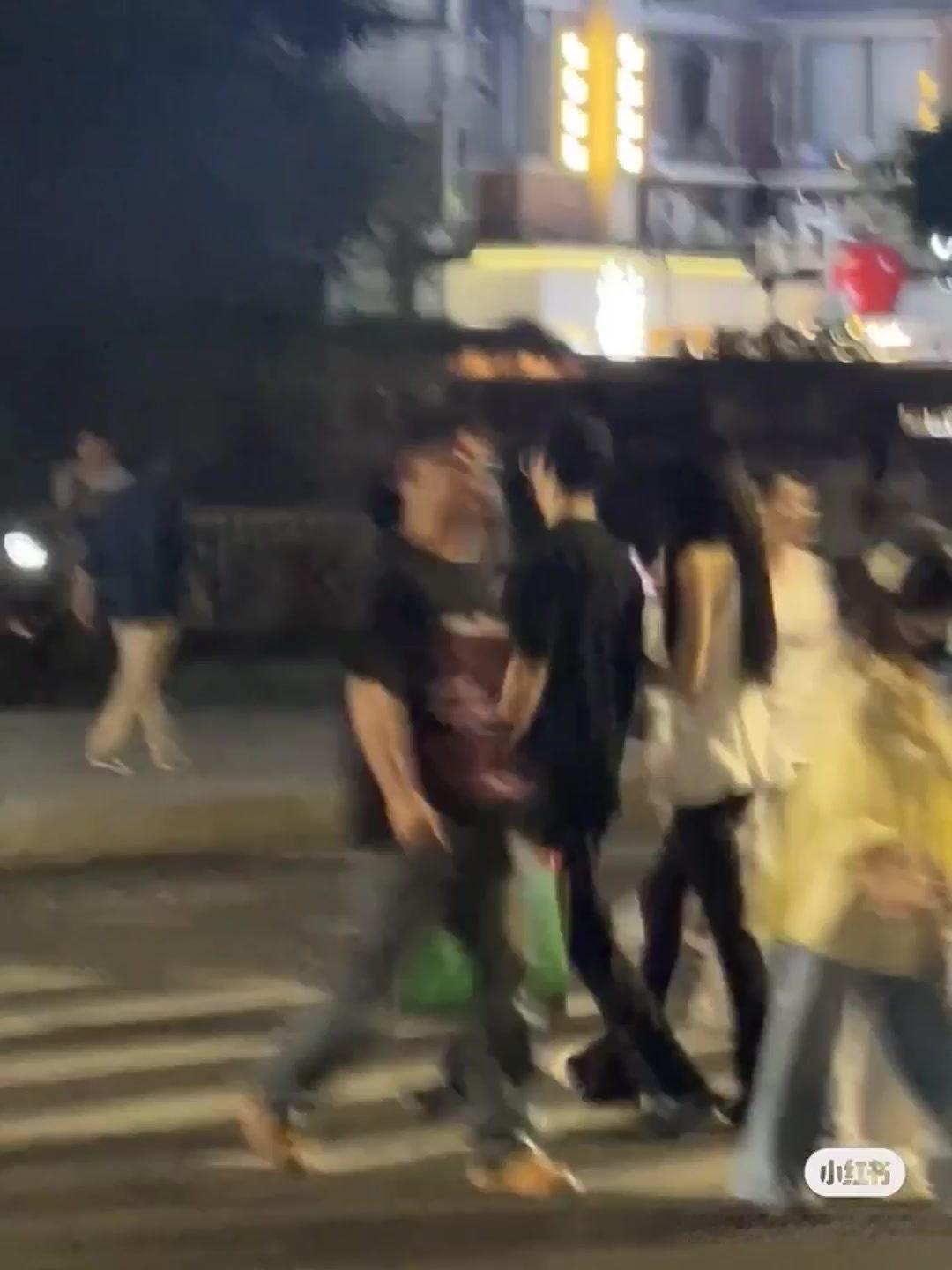 有姐妹在广州偶遇到卡子哥乐乐言约会，他俩全副武装还是被认出来了没办法啊[嘻嘻]手