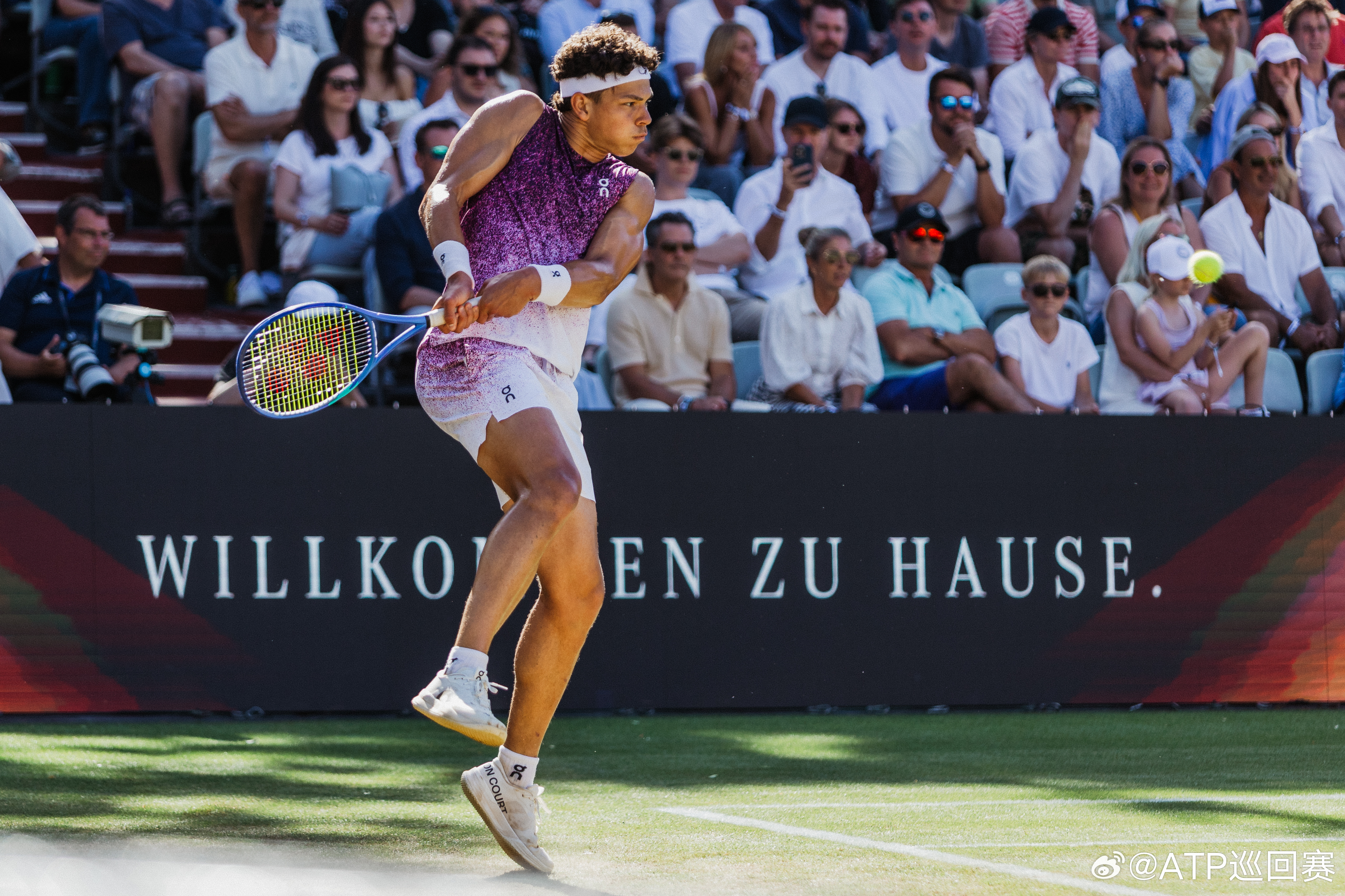 即时战况：ATP250 斯图加特公开赛决赛，谢尔顿首盘6-4获胜，大比分1-0领