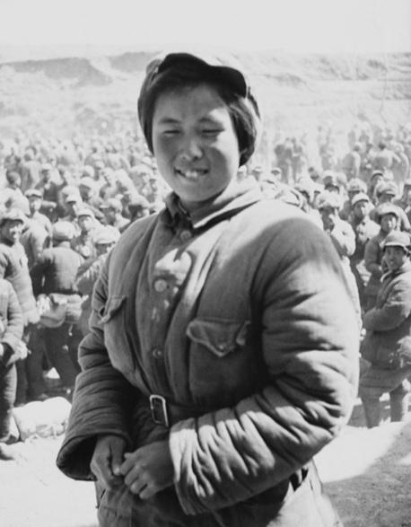 这是一张拍摄于1946年晋察冀军区张家口的照片，这位女战士仅有18岁，她当时是晋