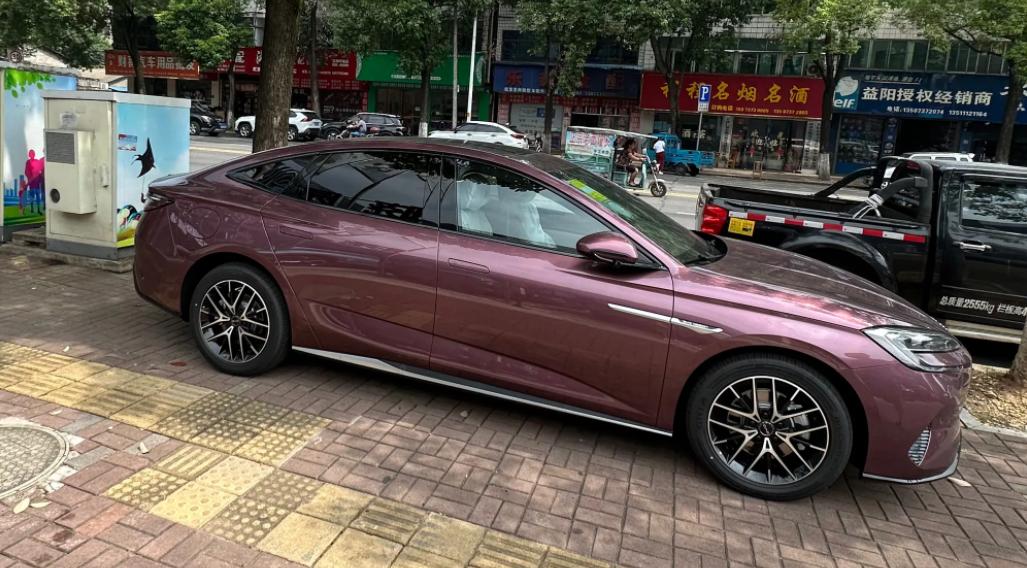今天上午比亚迪海洋网4S店逛了一圈，看看当前热度最好的海豹DM-i，从销售渠道获