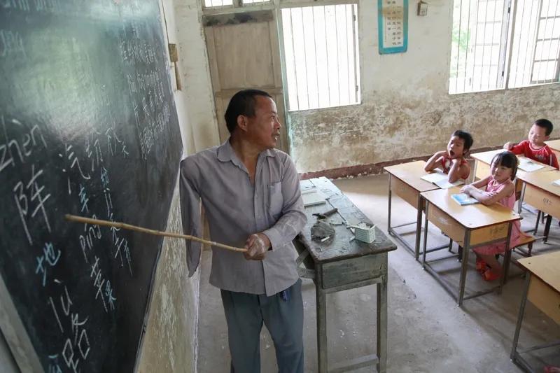 建议校长先拿起教鞭！
笔者经历了两届校长，深深的感受到校长拿起教鞭的重要性。
第