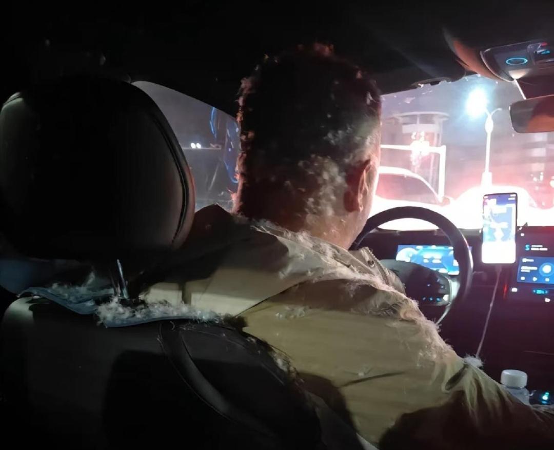 羽绒服也有叛逆期？你敢信这小东西能把网约车变成“羽绒仙境”？社死但好笑！

哈哈