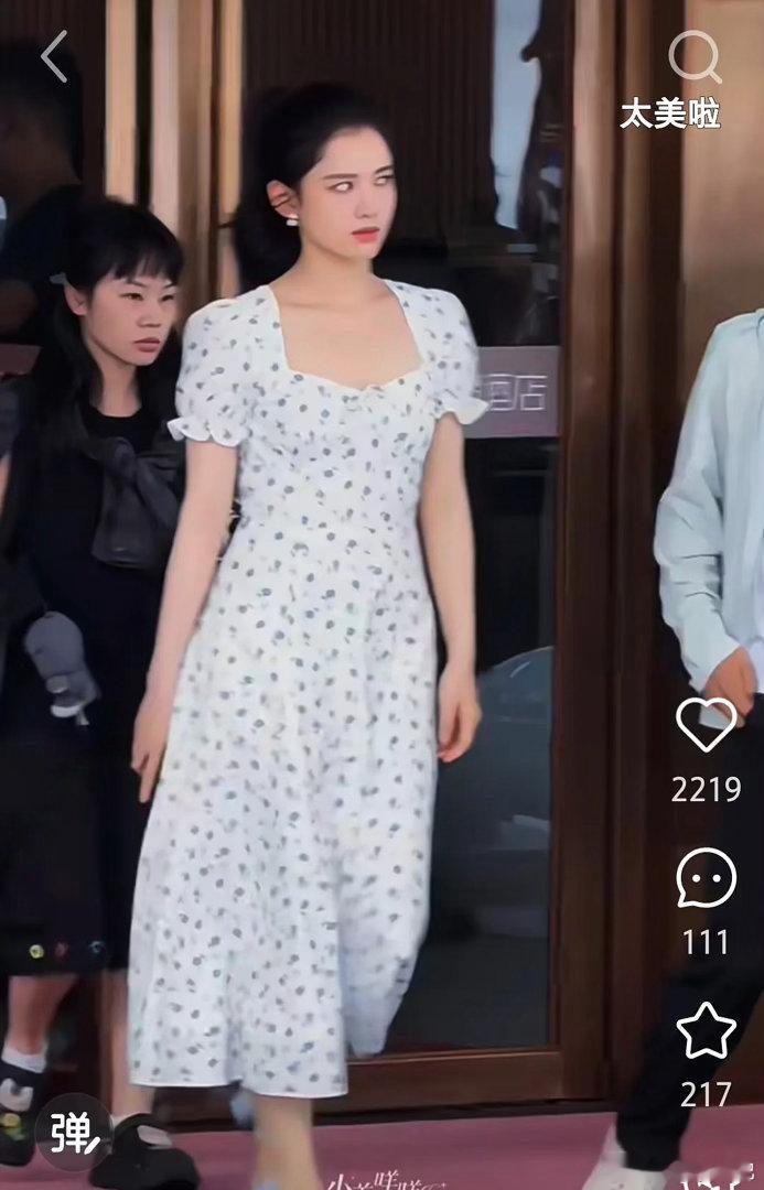 张婧仪还挺爱翻白眼的 
