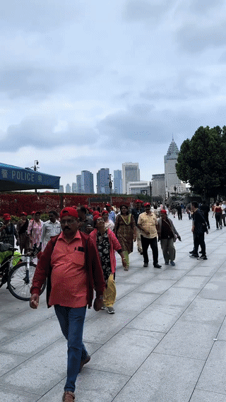 为什么这些印度人都特别喜欢来咱们中国的上海旅游？
尤其是在上海外滩，经常可以看到