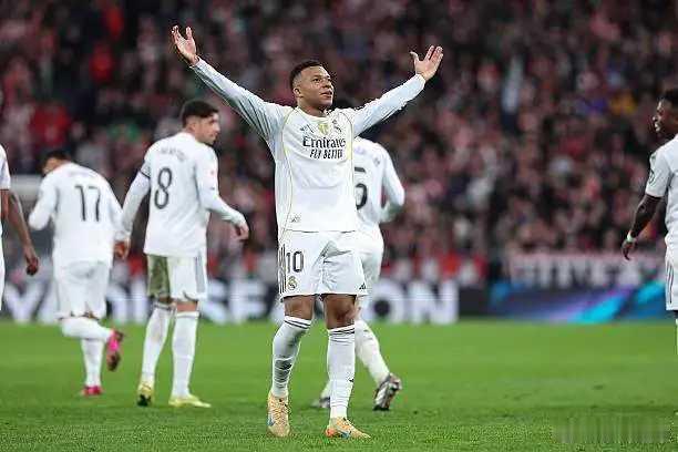 皇马总算赢了，但阿隆索还没到该高兴的时候总算赢了。皇马在圣马梅斯3比0击败毕尔巴