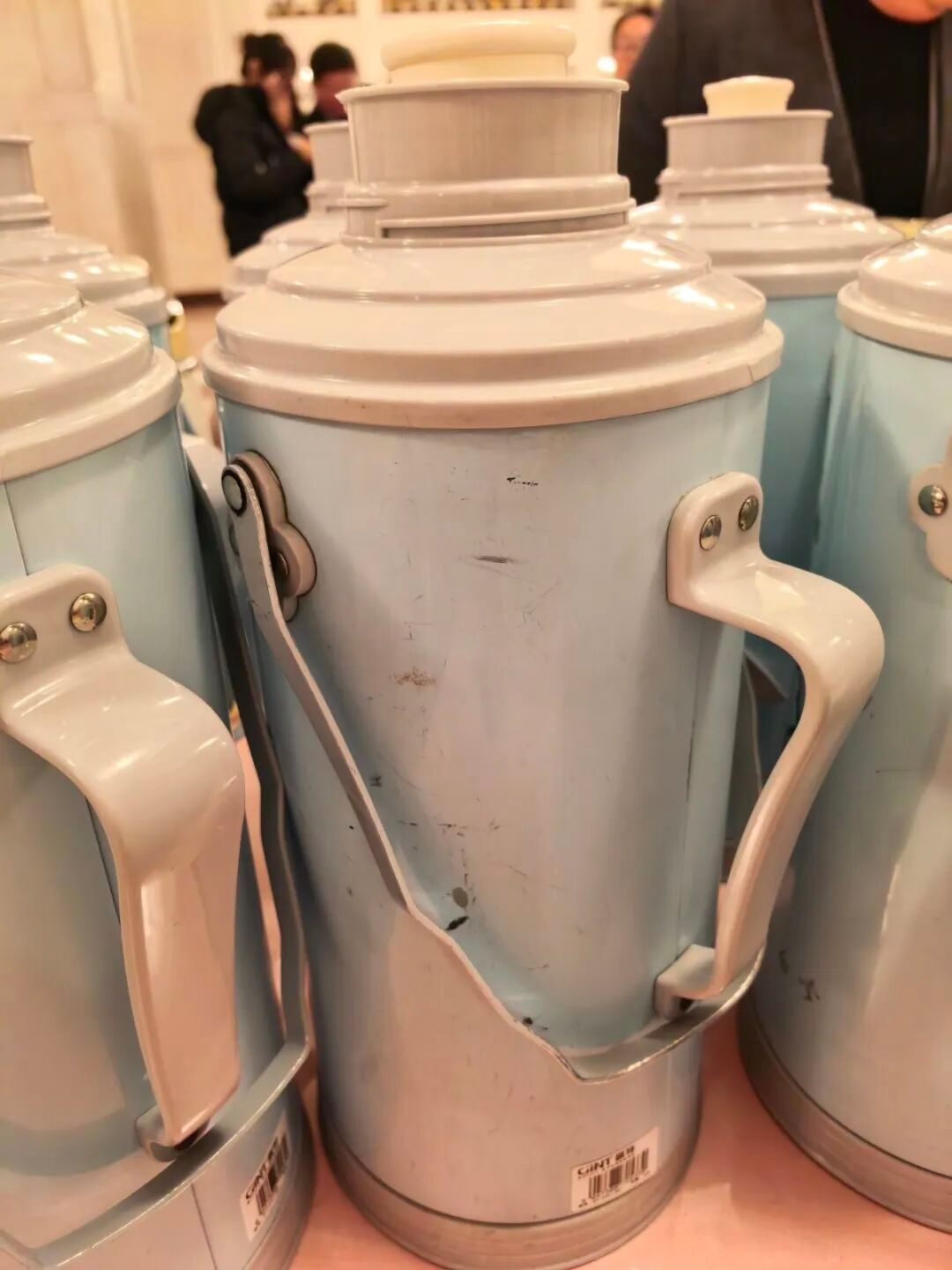 透过一个旧热水瓶，看见的是，一个大党的勤俭本色。人民大会堂的热水瓶用了30年网络