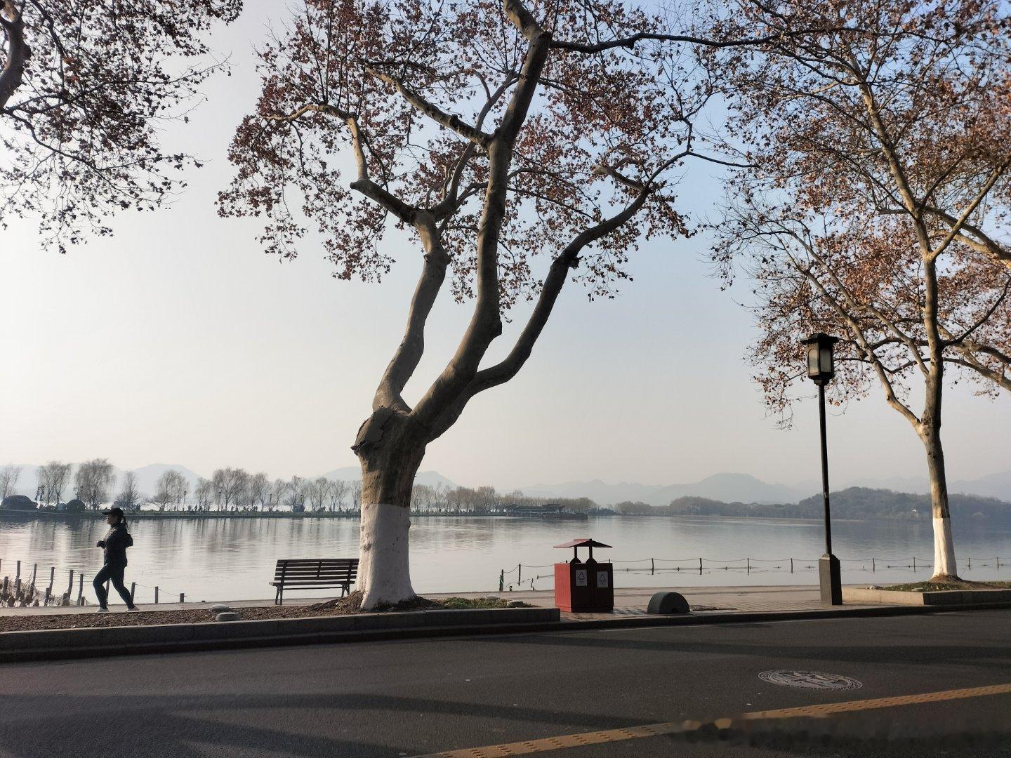 男子回应下火车发现鞋被人穿走一只我还的给我儿子买鞋子买了两双都不能穿我自己也非常