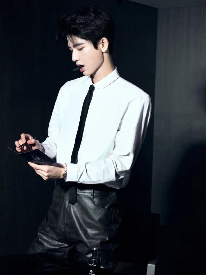 张凌赫你好星期六录制上班张凌赫阿贝贝相机 你好星期六录制上班🈶，一身黑色保暖l