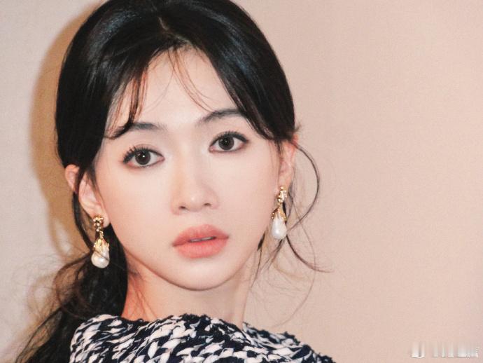 吴谨言黑衣白裙   吴谨言黑衣白裙真的是觉得好美呀。咱们姐姐的化妆日常也不错呀，