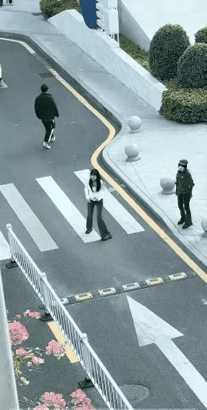 没有发挥好？
又是一个不走寻常路的女子，看来本身就是有功底，自我感觉良好，关键是