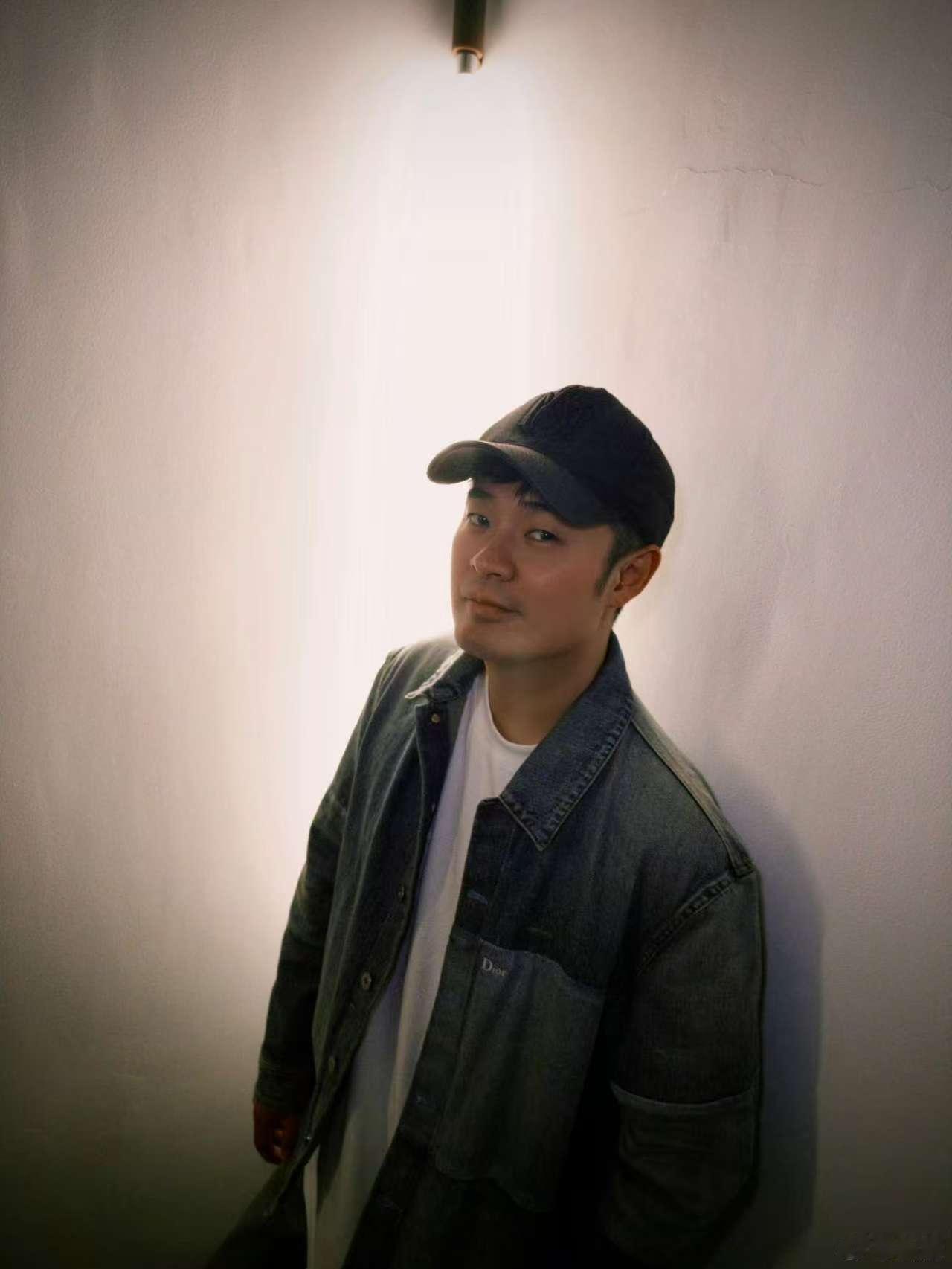陈赫偷看刘嘉玲聊天 赫哥站在那远远张望的样子，愣是把围观演出了侦查现场的紧张感。