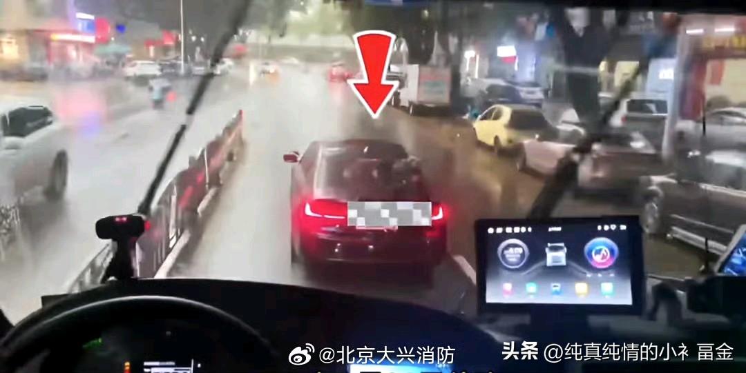 近日，广东梅州发生一起私家车恶意阻挡消防车出警事件。消防车辆执行火灾救援任务途中