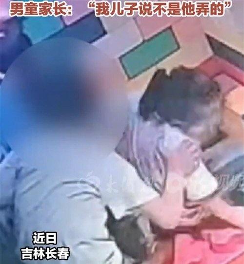【男童游乐场推落4岁女童后转身离去 女童被男童从高处推下受伤家长报警】今天网友热