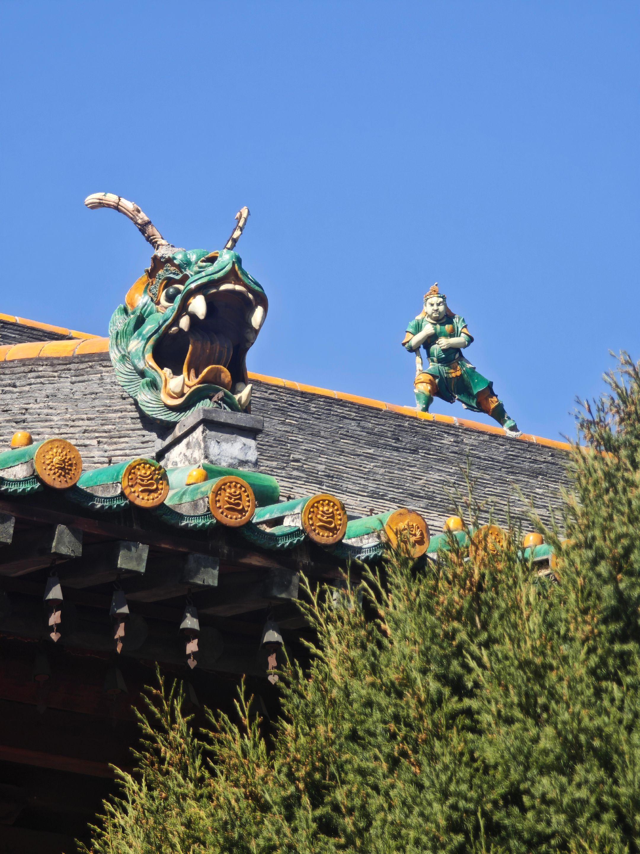 崇福寺。弥陀殿金代木构建筑。少见的屋顶力士像，高1.5米。金代留存的窗...