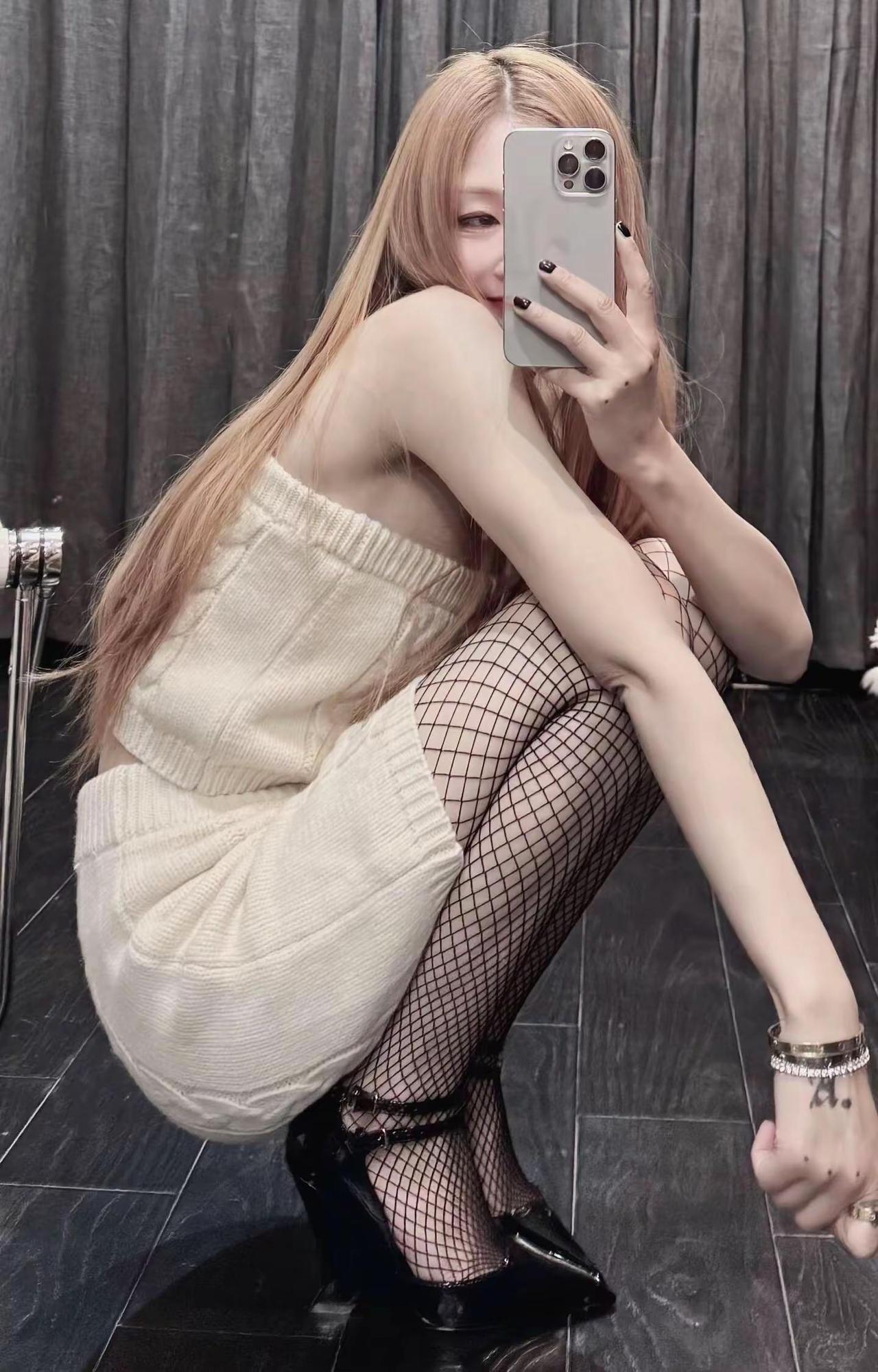 穿搭分享 美女对镜自拍照