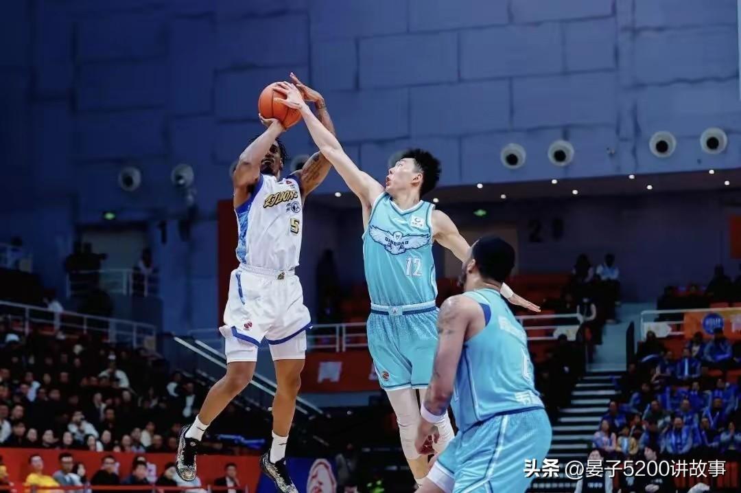 ✌精彩！两队实力相当，打得难分难解。昨晚，浙江稠州100-96险胜青岛男篮。四节