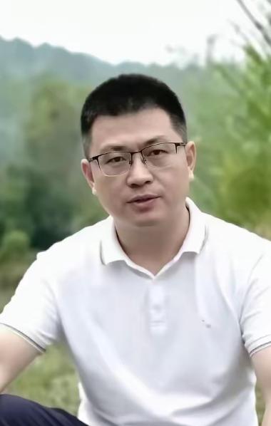 最近全网都在扒无锡这起婚外胚胎事件，有人翻出了目前能看到最清晰的唐明杰照片，从面