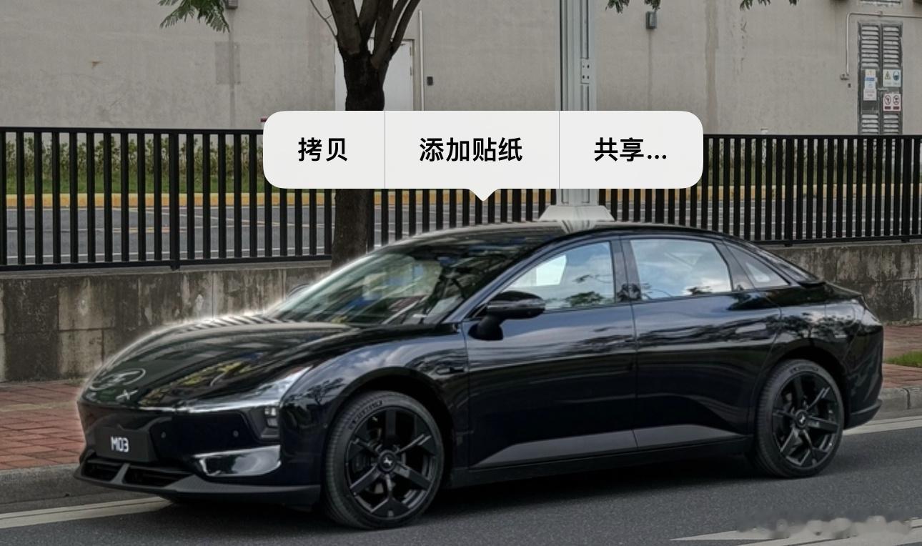 果然，黑色的小鹏 MONA M03 颜值很能打，小鹏 M03 的主销颜色，基本能
