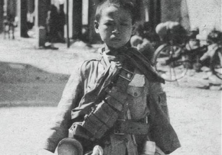 1945年，一13岁男孩因精通日语，被日军相中，当上日军翻译官。日本投降后，他却