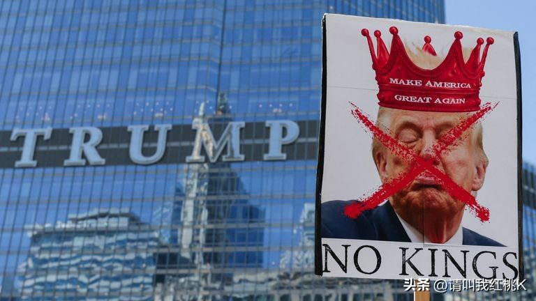 大量人群参加美国各地反对特朗普的“反对国王”集会
全美50个州共计划了3200多