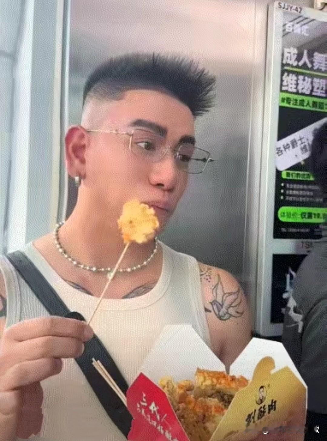 这花臂男看着很是雄壮威猛，当他翘起兰花指的那一刻，感觉他吃的酥肉瞬间不香了！粗壮