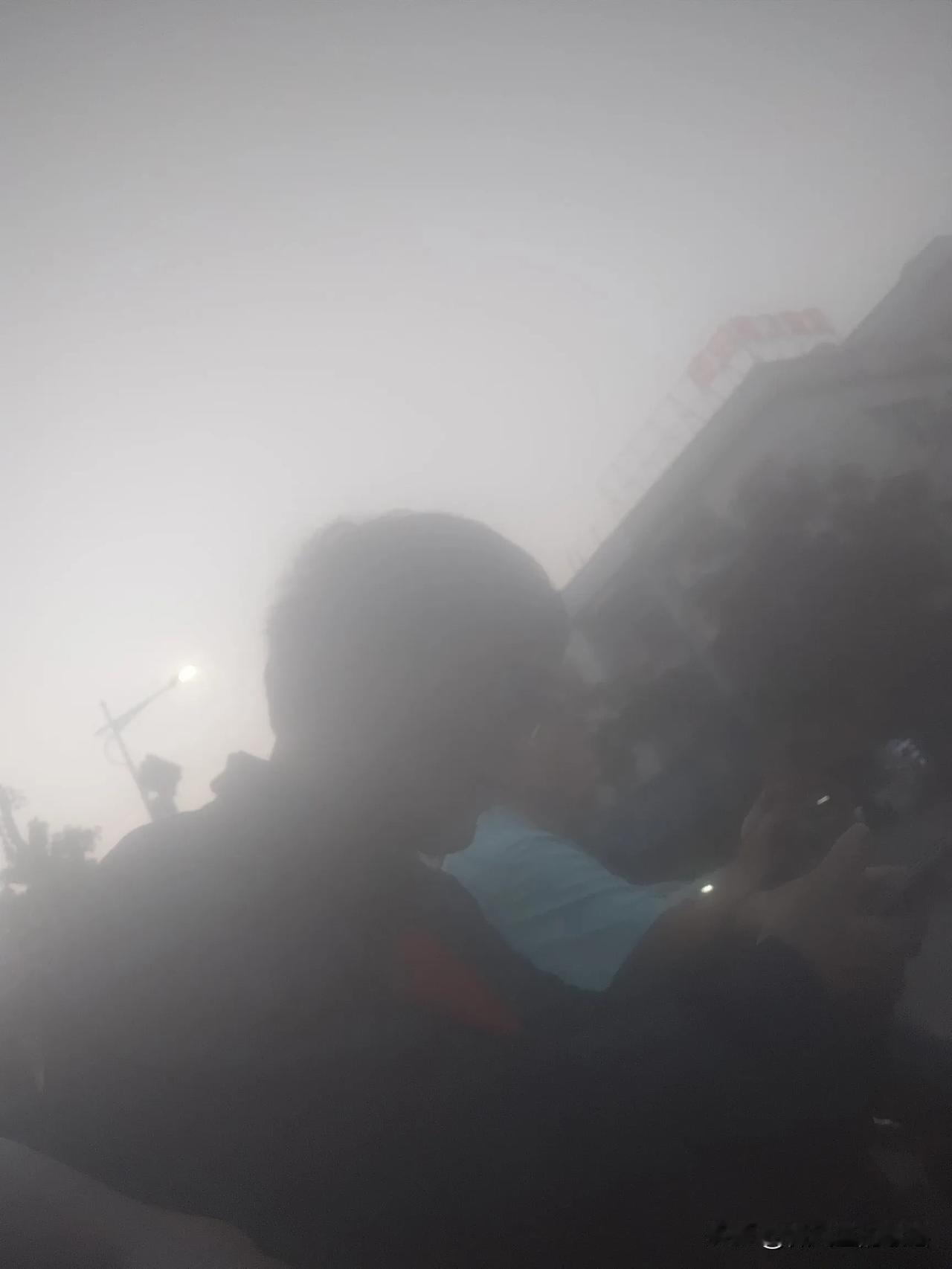 兄弟说四月二十六号去龙岗看刀郎演唱会，还问我去不去？我说刀郎演唱会门票都是秒光，