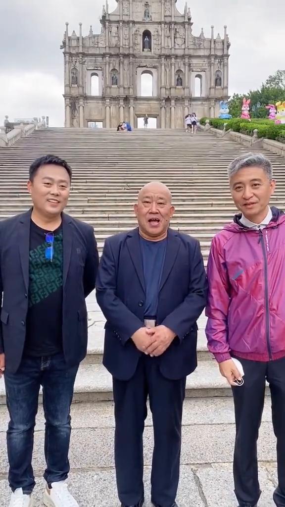 立正，向前看。给大家报告一下，现在我们仨是不是第一次来到这？第一次来，我告诉大家