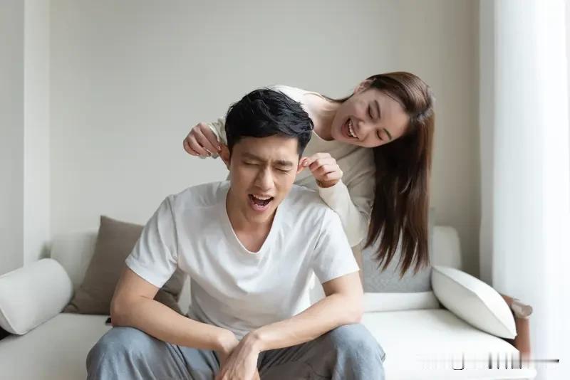 成年人异性交往，有些底线必须守住。别把异性当情绪树洞，尤其是深夜。白天偶尔吐槽解