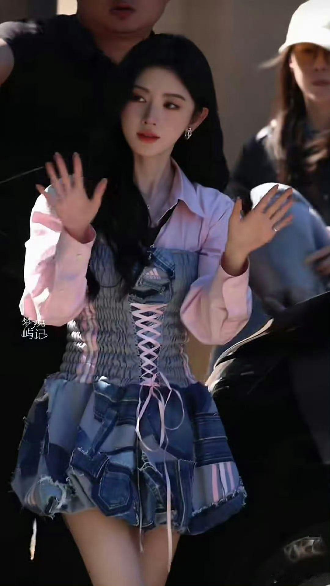 鞠婧祎牛仔束腰裙 鞠婧祎牛仔束腰裙，精致又显瘦，颜值造型双双在线。 