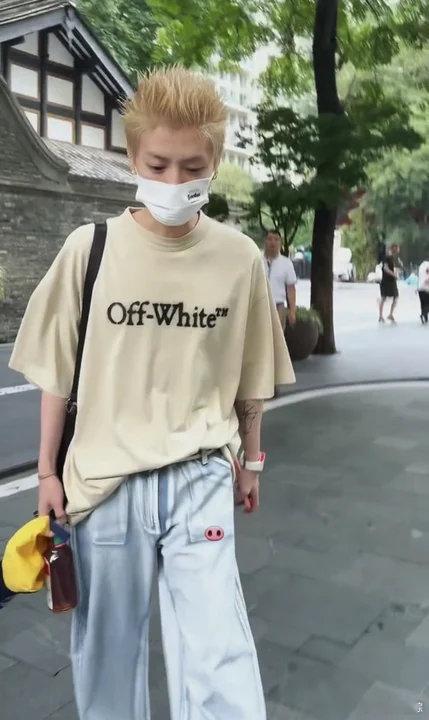 鹿晗刺猬头鹿晗刺猬头怎么这么萌啊我滴妈！鹿晗刺猬头好萌孩子什么发型都好看，不知不