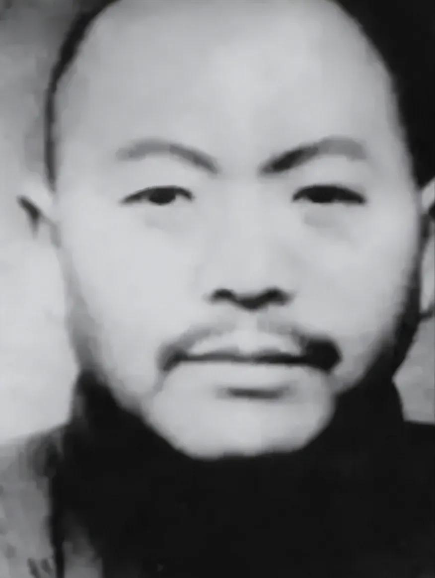 1941年，日军抓来20多个姑娘，试图对她们施暴。谁知，一个汉奸突然对日军说：“