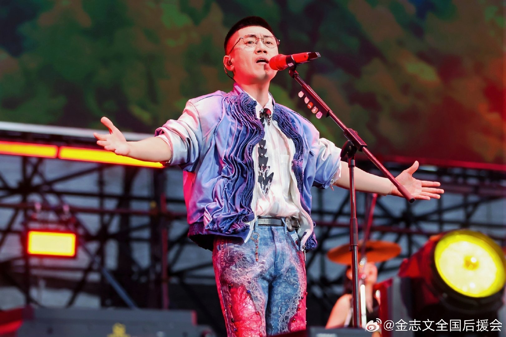 金志文开肉饼店苏醒于洋超捧场苏醒和金志文摊饼片段笑点十足，肉饼被拉扯得薄如面膜还