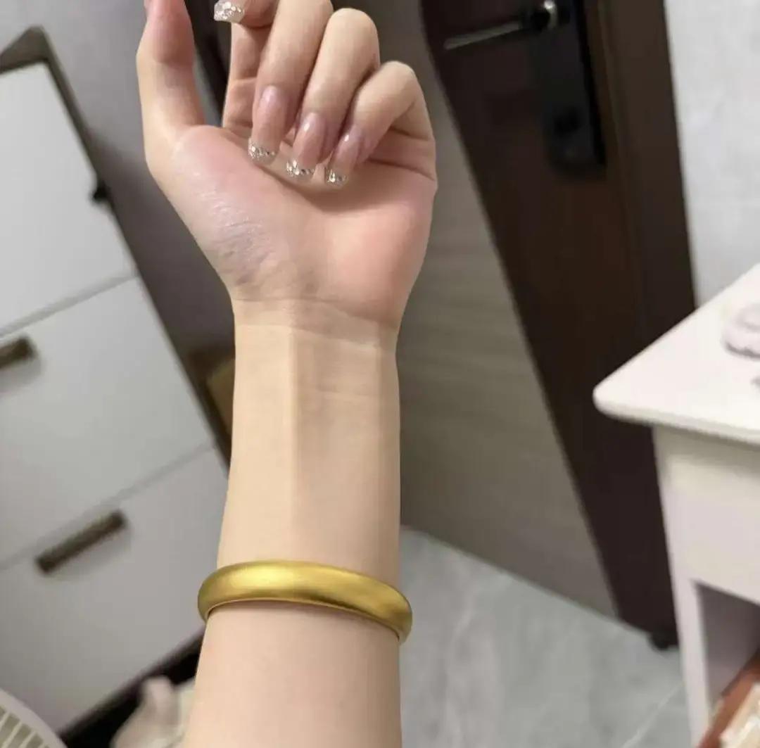 新娘刚办完婚礼，金镯子就被婆婆收走，说是怕弄丢。
隔天刷朋友圈，镯子戴在小姑子手