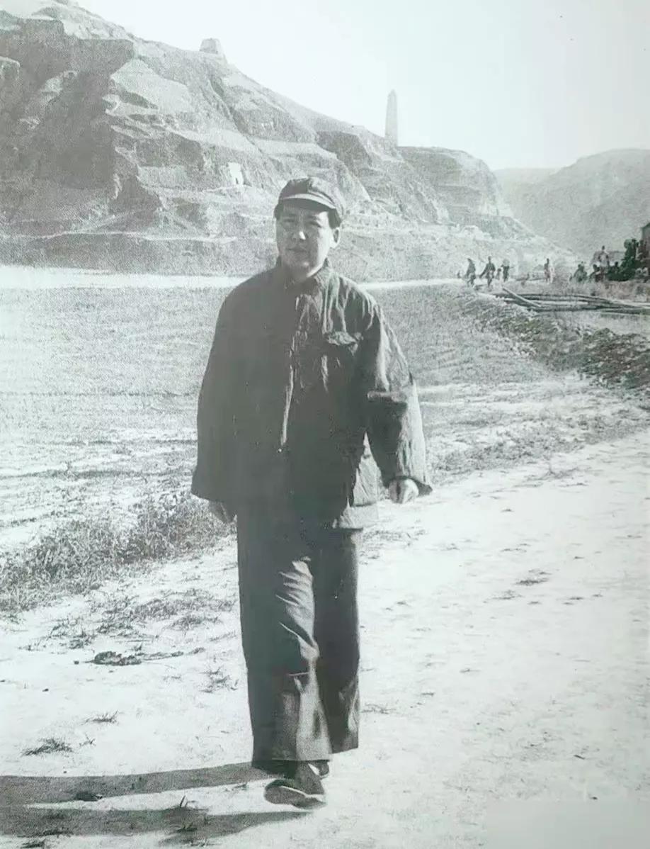 珍藏版的历史照片。
停留三秒钟，这是一张1943年，毛泽东主席在延安时，留下的一