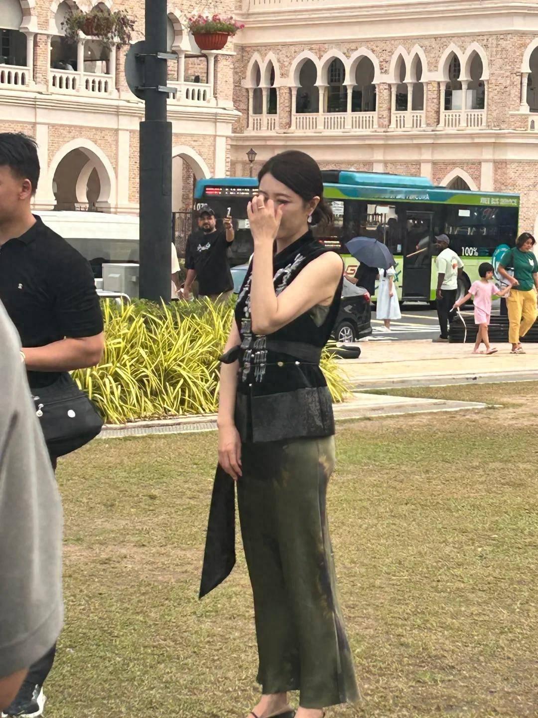 50岁演员曾黎在马来西亚录节目被偶遇，现实中的她看起来好美！穿衣打扮时尚有型，一