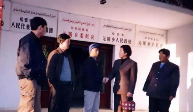 1950年，年仅3岁，就被狼咬掉了半张脸，父亲将其无情的扔到山洞中，没想到他却顽