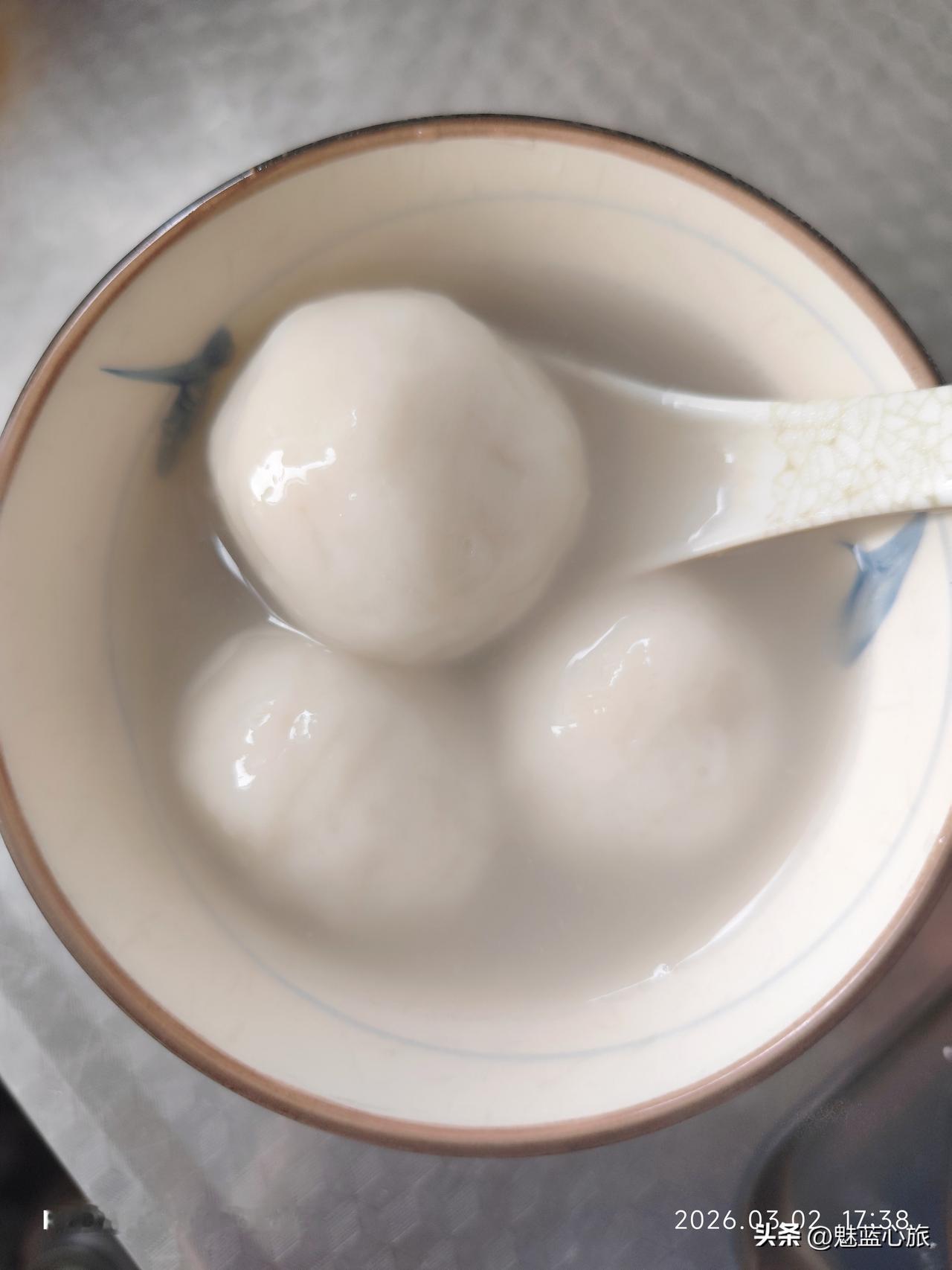 在西安美食街回民街的大皮院，每到元宵节，就有一支靓眼的排队队伍，就是这家元宵店了