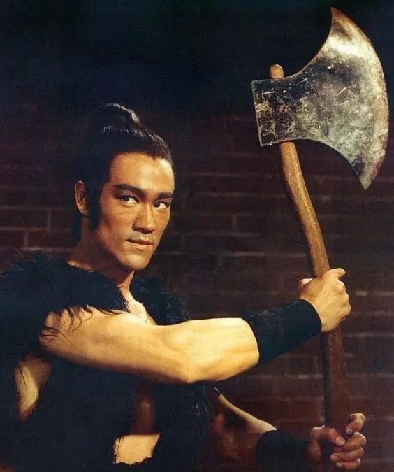 1972年4月李小龙在嘉禾斧山道影棚为筹备中的新片《细凤》拍试妆照。

本片是嘉