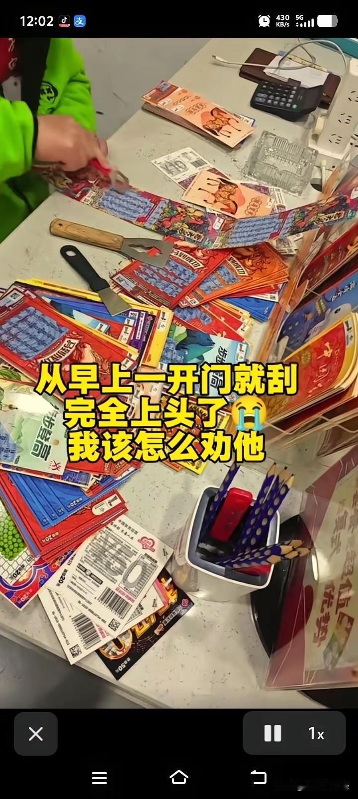 直接豪砸21万多，把一家彩票店的所有刮刮乐全买了下来，当场一张张刮完。
3月初浙