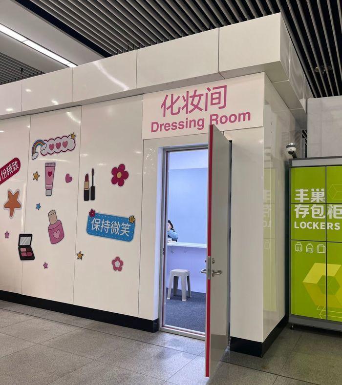 3月24日，游客王女士乘高铁抵达青岛北站后，在东广场方向的地铁站进站口处，意外发