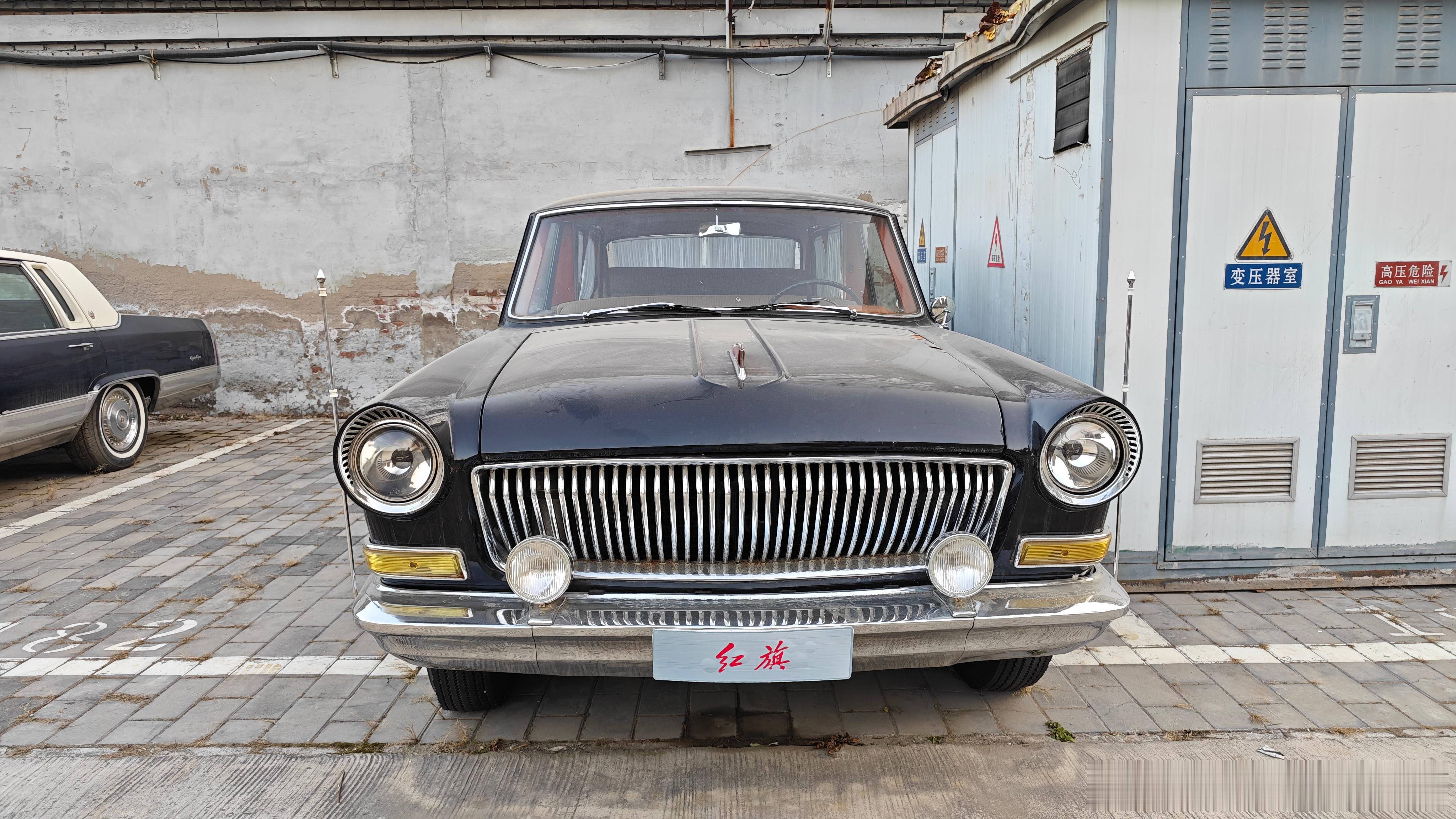 每次到汽车之家拍摄都会来看看郭松修复的这辆大红旗，室外存放一年多以后漆面基本全爆